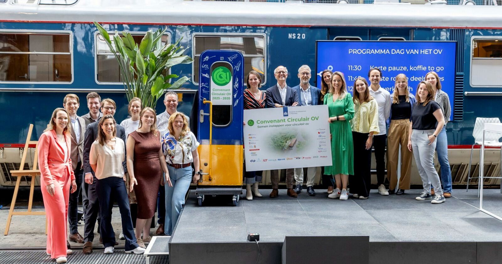 Foto van de ondertekenaars van het Convenant Circulair OV tijdens de dag van het OV