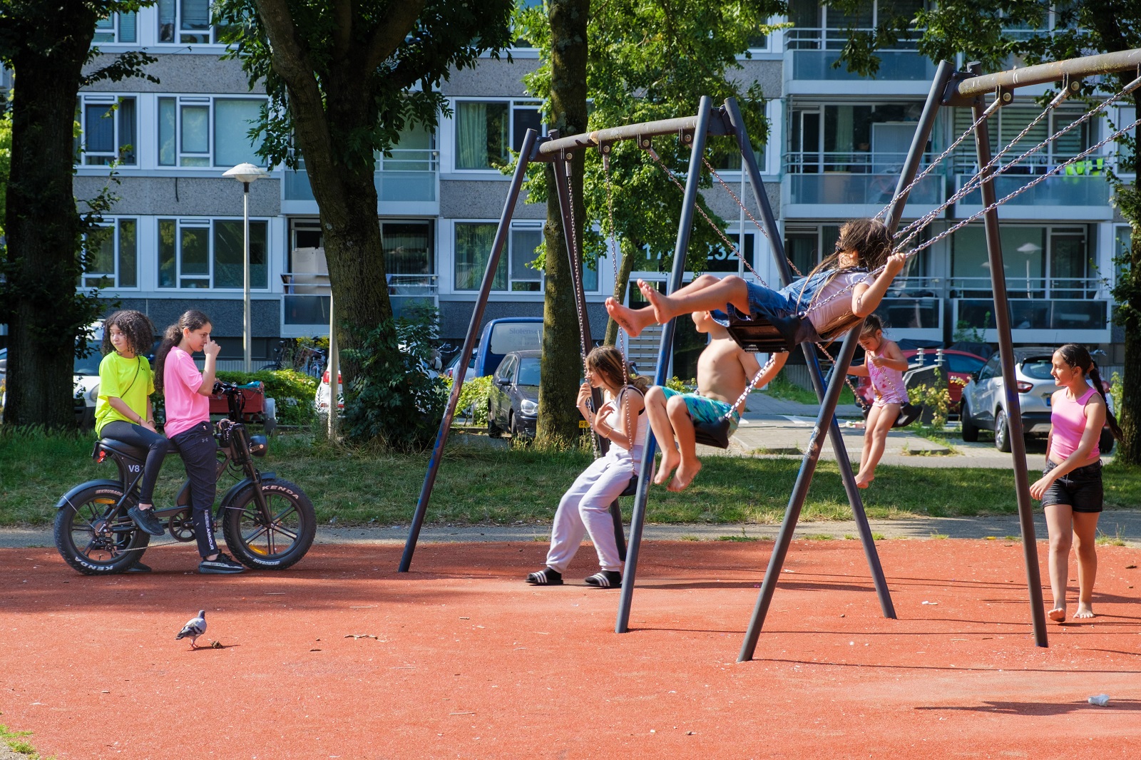 Speeltuin met kinderen en groen