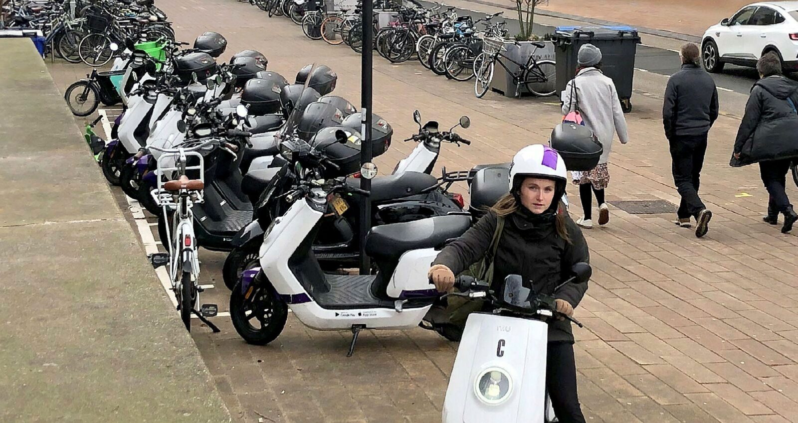 Een rij gepaarkeerde deelscooters